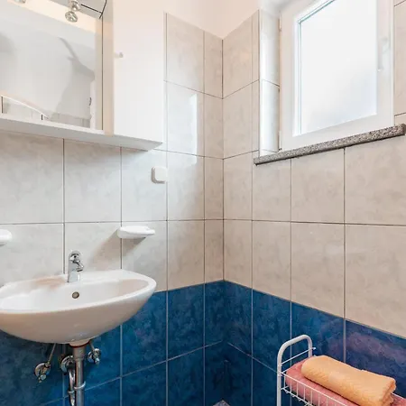 Am Suedhang Gelegen Mit Meerblick Tatil Evi Brovinje