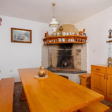 Tatil Evi Am Suedhang Gelegen Mit Meerblick Brovinje